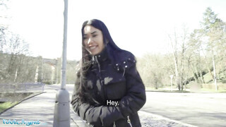 Fiatal bájos ázsiai maca pénzért kamatyol
