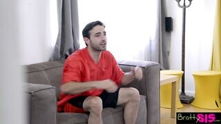 A gyönyörű tini csajszi tv nézés helyzett szopna