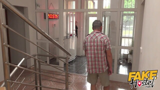 Fake Hostel - Fiatal turista nőci punciba reszelve