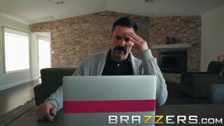 Brazzers - a kicsike ártatlan tini idősebb dárdát kíván