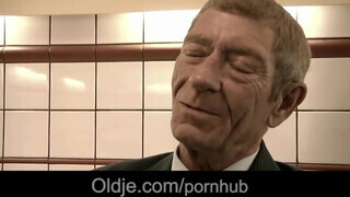Magyar pornós lány kufircol korosodó pasassal - Oldje