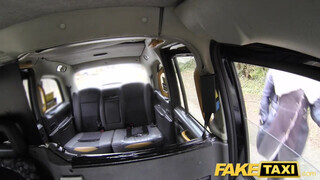 Kitetovált ribancok fenékbe reszelve - Fake Taxi