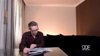 Óriás csöcsű tini barinő