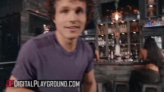 Digital Playground - Alissa Jayde megkettyintve a bárban