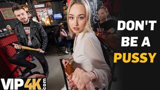 Bátor világos szőke pornósztár kufircolja idegen pasit a bárban