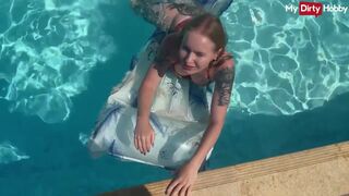 Emma wolf a tüzes lány aki a medencében hancúrozik vadul