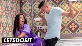 A csábos szobalány Jade Presley kitakarít és cumizza a gigászi faszkat a forró szálláson