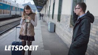 Selvaggia tini bige felfogta Charlie Dean méretes faszát egy gyors pov dugásra