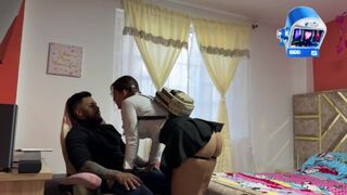 Egyedül vagyok a tesóm szexy barátnőjével, és gumi nélkül megbasszuk egymást, bele is élvezek a pinájába