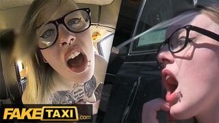 Tetkós Brit Alt-Modell Szemüvegben Keményen Megbaszva a Fake Taxi Autójában