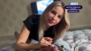 Amatőr világos szőke csajszi vad cumizása méretes fasszal