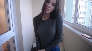 Bűbájos szuka tanya mutatja a cicijét
