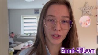 Kinti spriccelés! 18 éves vékony tini döngeti óriási punciját a szabadban, amíg el nem élvez