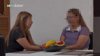 Szexy érett nő ujjazza a fiatal leszbi puncit, amíg az lőve élvez
